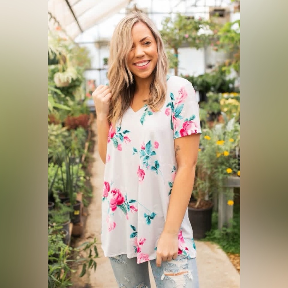 NWT Heimish Gray Floral Short Sleeve Top size Medium